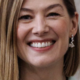 Rosamund Pike okrcala gledalca v teatru