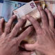 Bančnici stopili na (dolge) prste - prigoljufala si je več kot 60 tisočakov