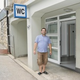 Zaklenjena v stranišče in poplavljeno zaklonišče