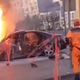 Srhljivo! Z vso hitrostjo trčil v stavbo, junaški trener iz goreče pločevine rešil 6 ljudi! (foto, video)