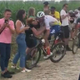 Šokantno! Nespametna gledalka z glavo trčila v kolesarja na Touru, tu je pretresljiv posnetek ... (video)