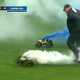Bizarno! Česa takšnega pa še ne, navijači so na neverjeten način prekinili tekmo! To morate videti! (video)