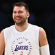 Luka Dončić pristal na slovenskih tleh, na letališču tudi navijači (video)