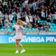 Pevka ogrela navijače Olimpije – takšnih prizorov na slovenskih stadionih ne vidimo pogosto (video)