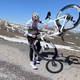 Pogačar v hudih težavah, komaj je stal na nogah, a kolesa ni želel izpustiti iz rok (video)