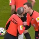 Sodnica pred tekmo kar na usta poljubila moška sodniška kolega, kamere ujele vse (video)