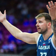 Ni ji pomoči, liga NBA po vsem tem še zmeraj ne ve, kam sodi Dončić