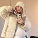 Ne veste kako se modno obleči med nosečnostjo? Rosie Huntington-Whiteley postavlja standard za eleganten nosečniški stil