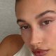 Manikira »Glazed Donut« Hailey Bieber je dobila novo jesensko različico: Čokoladno svetleči odtenek nosijo že vse modne navdušenke