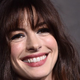 Anne Hathaway najbolj čudovit suknjič iz tvida letošnje jeseni in zime kombinirala s klasičnim črnim pulijem