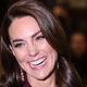 Princesi Kate in Charlotte čudoviti v ujemajočih se plaščih: Kate Middleton in princ William otroke peljala na božični dogodek