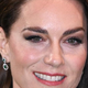 Kate Middleton za božična voščila nosila svojo najljubšo praznično obleko z bleščicami