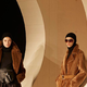 Max Mara je svojo kolekcijo FW22 odela v idilične zemeljske tone, s pridihom udarnih, barvnih kreacij. Oglejte si najlepše kreacije