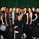 Giorgio Armani tokrat predstavlja hladno, a čutno kolekcijo, polno modrine. Oglejte si najlepše modne videze