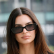 Črn puli je lahko tudi zapeljiv: Poglejte, kako ga je nosila Emily Ratajkowski
