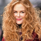 55-letna Nicole Kidman pozira s kodrastimi lasmi, naravna in brez ličil