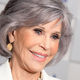 Nova pričeska Jane Fonda srednje dolžine, ki je videti dobro v vseh letih: Igralka osupljiva v lesketajočem suknjiču in z rdečo šminko