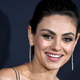 Mila Kunis nosila hlače s širokimi hlačnicami skupaj z bulerji in bila pri tem videti ženstveno le zaradi tega zgornjega kosa