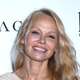 Pamela Anderson je na pariškem tednu mode dokazala, da se sprejema takšna, kot je in povzročila lepotno revolucijo: Lepotna ikona se je odločila za popolnoma naraven videz brez ličil