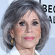 Jane Fonda pri svojih 85. letih podlegla največjemu trendu pričesk te sezone: Zaradi spremenjene pričeske je bil njen obraz videti tako pomlajen