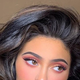 Pozabite na sredinsko prečo, Kylie Jenner z novo frizuro narekuje nov trend