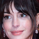 Anne Hathaway v stajlingu, ki popolnoma pooseblja njen lik Andy iz Hudičevke v Pradi - pred preobrazbo! (presenetljivo nam je všeč)