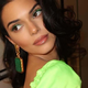 "Bencinska črpalka je lahko moja modna pista" - Kendall Jenner se je v dveh haute-couture kosih podala na opravek navadne smrtnice
