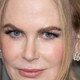 Nicole Kidman zadnja med zvezdnicami v trendu "brez hlač": Pozabite na sporočilo na majici, vsa pozornost je na njenih dolgih nogah