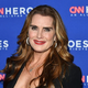 Vidimo dvojno: Brooke Shields in njena hčerka Grier Henchy v obleki, ki jo je Brooke nosila leta 2006, dokazujeta, da je ta videz primeren za vsako starost