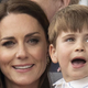 Še nikoli prej videna božična fotografija Kate Middleton iz otroštva dokazuje, da sta s princem Louisom kot dvojčka. Kako ljubko!