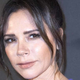 Victoria Beckham osupljiva v midi obleki, popolni za ženske, ki želijo prikriti svoj trebušček