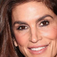 Cindy Crawford navdušila v nadvse elegnatnem kroju obleke, ki najbolj laska ženskam nad 50 let