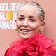 Sharon Stone na najnovejšem posnetku ovita le v brisačo: Gola fotografija zvezdnice, ki pri 65. letih slavi svoje telo