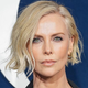 Charlize Theron osupljiva v mrežasti obleki: Tako bi jo morale nositi vse ženske nad 40 let