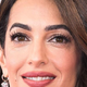 Nova obleka Amal Clooney je čista popolnost, a en detajl v njeni roki pove, zakaj je kraljica stila