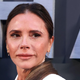 8 izdelkov ličil, ki jih Victoria Beckham dejansko uporablja: Nude svinčnik je njen najljubši in nikoli ne gre iz hiše brez bronzerja