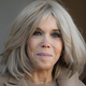 Brigitte Macron je našla najbolj elegantno alternativo črnemu zimskemu plašču: Pletenina v enakem odtenku naredi videz še bolj glamurozen