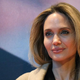 Minimalistično elegantna Angelina Jolie na rdeči preprogi dokazuje, da za prefinjen videz na novoletnih zabavah ne potrebujete visokih pet
