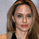 Angelina Jolie v dveh dneh nosila kar štiri klasične kose, ki so del zimske kapsulne garderobe vseh najlepše oblečenih žensk. Jih že nosite?
