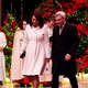 Družinska podpora na božičnem koncertu: Carole Middleton je slika elegance v damskem belem plašču