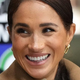Meghan Markle nosila prenovljeno različico najbolj priljubljenega kameljega plašča. Vam je všeč odmik od klasike?