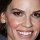 Po tem, ko je pri 49-ih postala mamica, Hilary Swank prvič po rojstvu videna v skoraj identični rdeči obleki, kot jo je Julia Roberts pri 23. letih nosila v kultnem filmu Čedno dekle