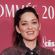 Marion Cotillard je ta dolgo kontroverzni zvezdniški trend iz 90. let naredila za svojega: Posnemajte stajlinge zvezdnic