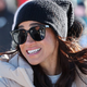 Meghan Markle na snegu presenetila v oprijetih belih kavbojkah, kakršne nosimo vsako poletje (obutev je bila klasično zimska, kar je zmedlo mnoge)