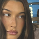 Hailey Bieber postavlja nove trende pri barvanju las: Ta barva bo glavna značilnost modnih deklet v letu 2024