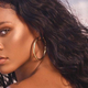 Rihanna neprepoznavna kot blondinka s svojo najkrajšo pričesko do sedaj, ki meji na osovraženi 'mullet' iz osemdesetih!