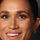 Zapeljiva in čutna: Meghan Markle za zmenek s Harryjem oblekla elegantno črno obleko z odprtim hrbtom