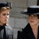Angleška strogost in brezmejna preprostost: Princesi Beatrice in Eugenie na zabavi v Londonu usklajeni v plisiranih krilih