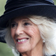 Kraljica Camilla na novo odkritih fotografijah posnemala ikonično “maščevalno obleko” princese Diane