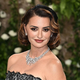 Mnogi dvomijo, ona pa pravi, da deluje! Ta trik je ena od skrivnosti mladostnega videza Penelope Cruz pri 50 letih
